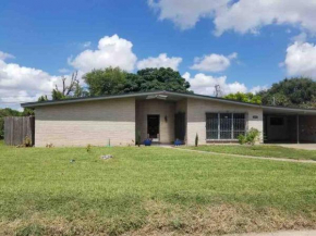 Entire spacious house near shopping & eateries